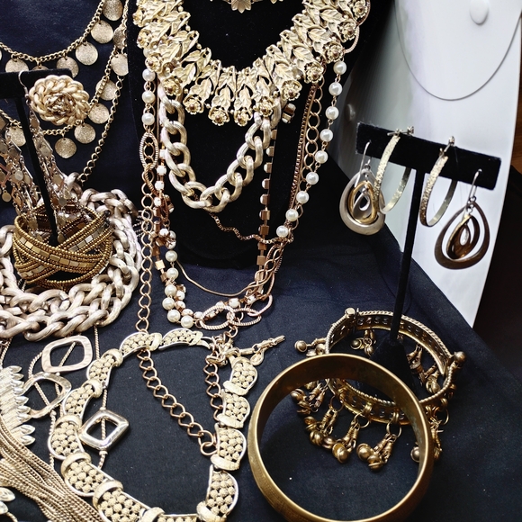 Lot#3 Chic Goldtone Jewelry Collection - Picture 3 of 10